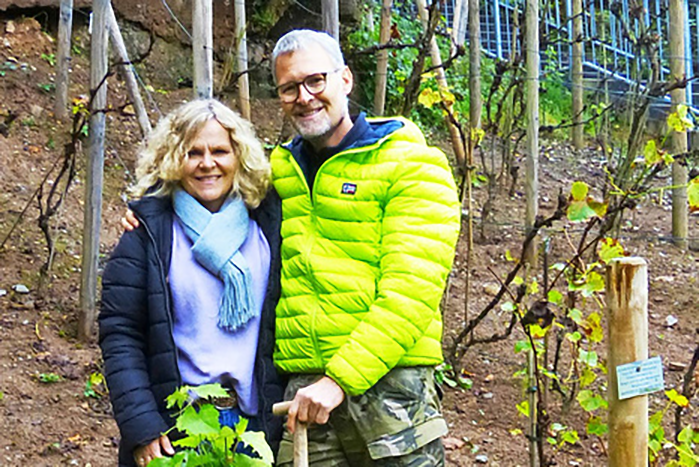 Frank Lauter mit Frau im Weinberg