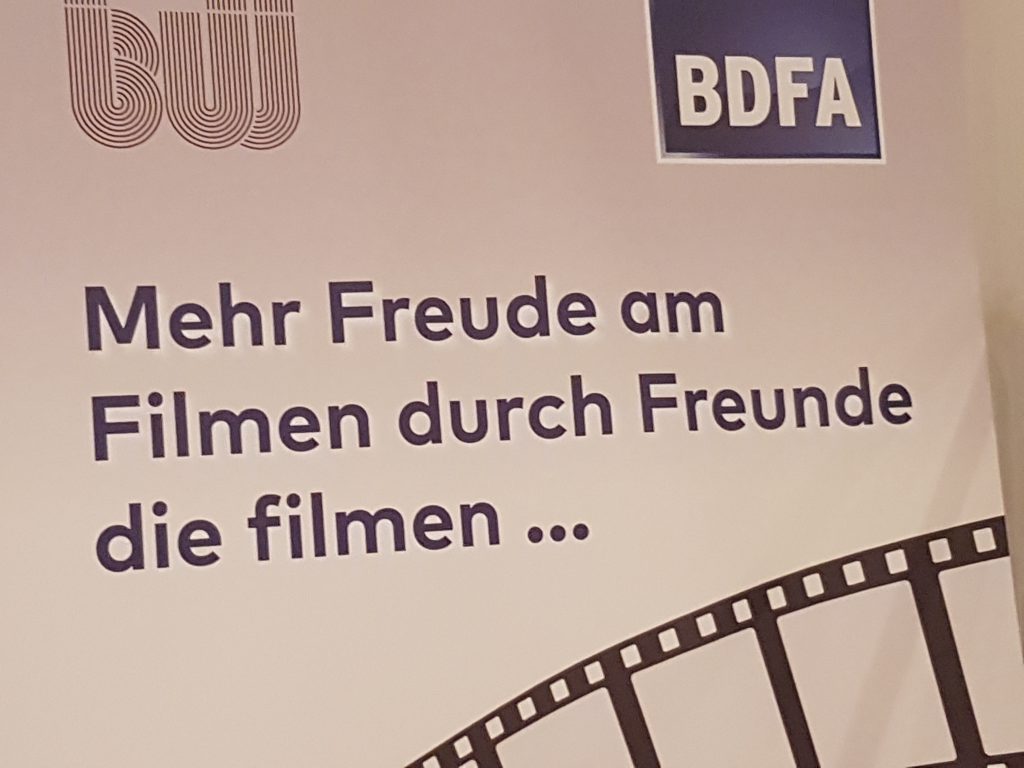 Plakat mit Aufschrift: Mehr Freude am Filmen durch Freunde die filmen ...