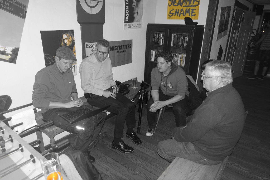 Foto der Filmclubmitglieder im Dunkeln