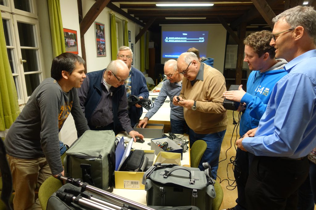 Filmclubmitglieder beim Stöbern