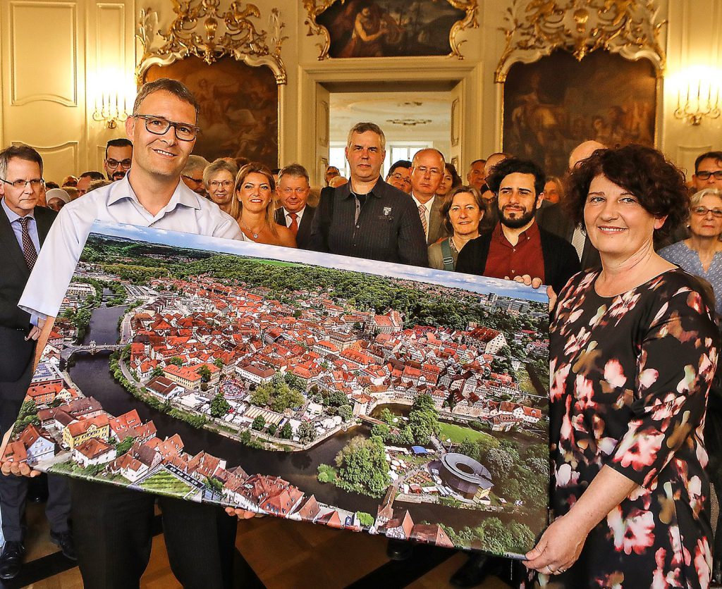 Frank Lauter mit Bettina Wilhelm bei Übergabe Luftbild
