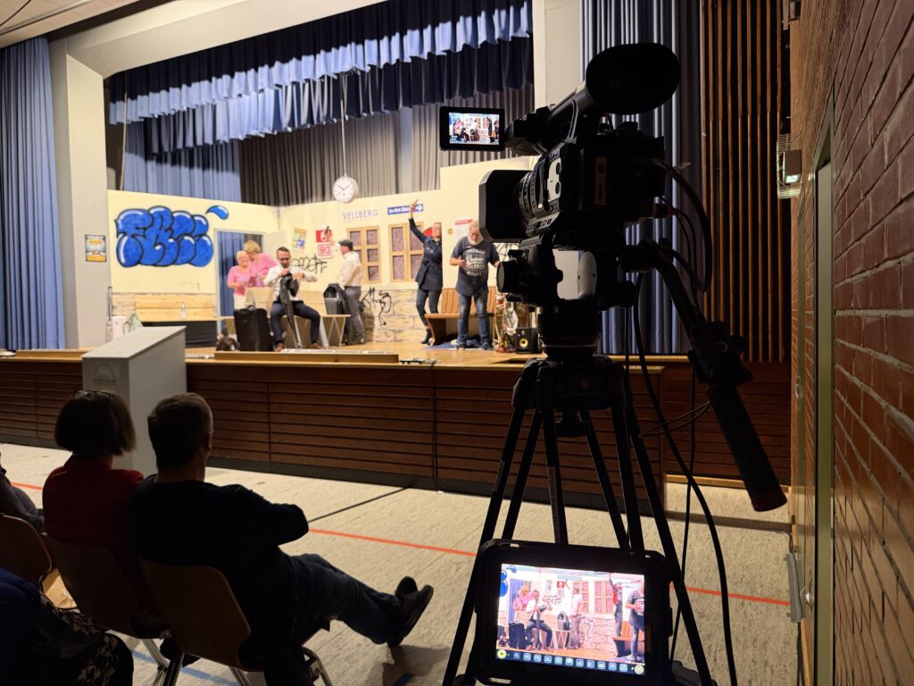 Eine Theaterbühne mit einer Filmkamera im Vordergrund